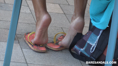 185280 - Flip-flops with beach soles under the table - Update 13152