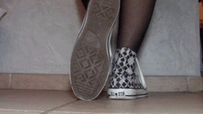 41976 - Converse sneakers, pantyhose & Foot worship