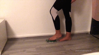 129933 - Sneaker-Girl Lina - Flattens and Crushes a Green Plastic-Car