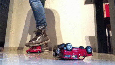 129976 - Sneaker-Girl Red-Queen - Crushing 4 Toy-Trucks with Nikes