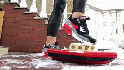 129982 - Sneaker-Girl Red Queen - Crushing a Toy-Boat