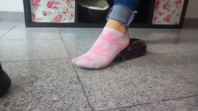130689 - Sneaker-Girl Sophia - Smelly Socks on a Toy-Car
