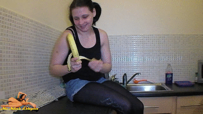 80975 - I crushing a banana on the counter pure feet